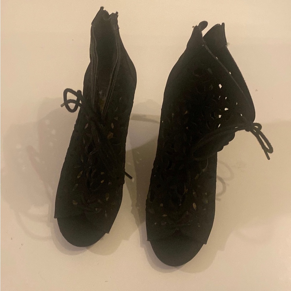 Madeline open toes bootie. Size 38. Black color suede.